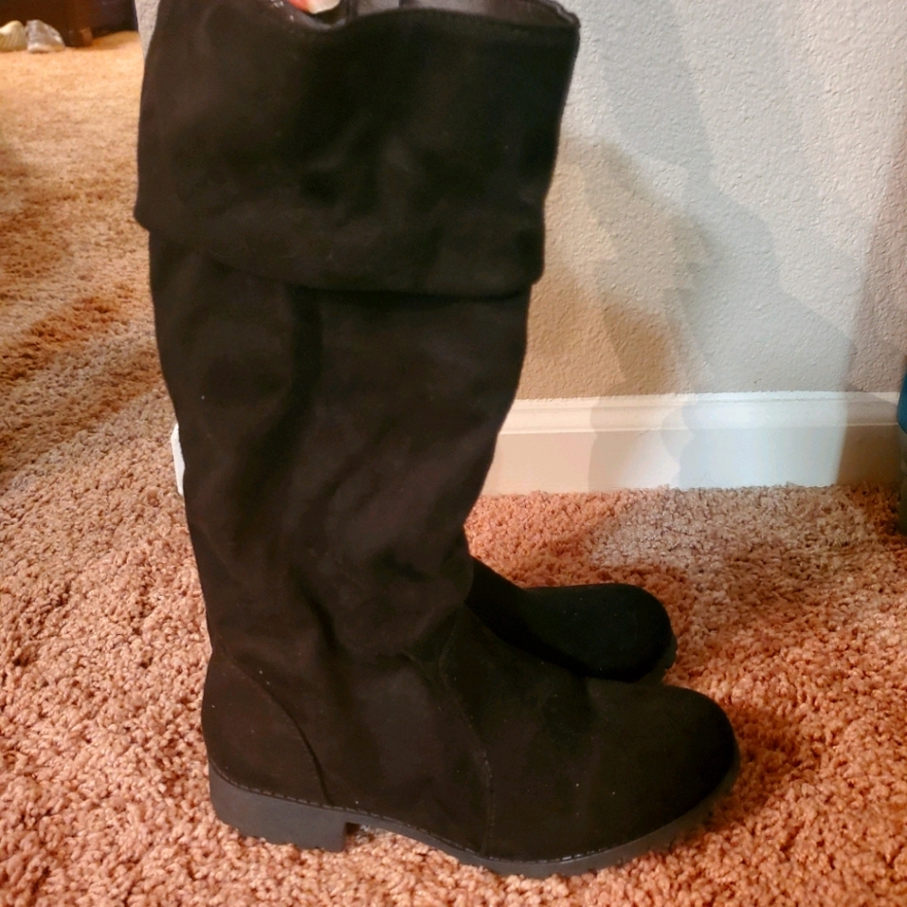 Justice slouchy boots, size 4